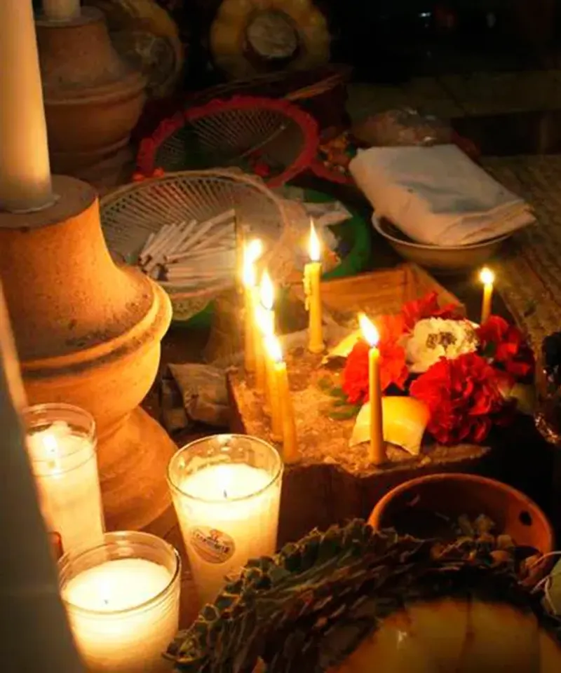 Limpieza espiritual con altar, velas y ofrendas