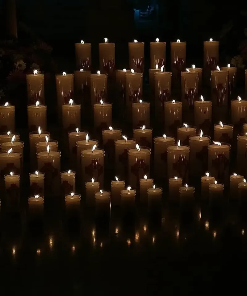 Limpias energeticas con velas blancas en altar