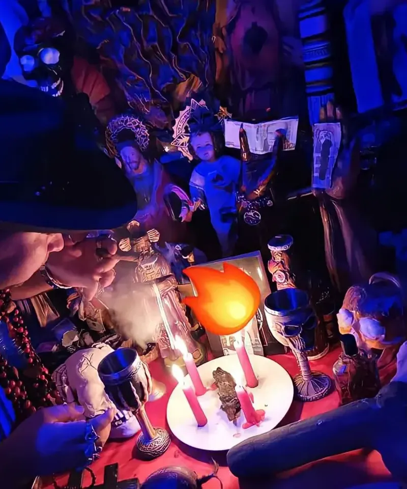 Brujo proteccion realizando ritual con velas y humo